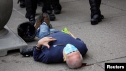 Martin Gugino, 75 tahun, tergeletak di jalan, setelah didorong oleh dua petugas kepolisian Buffalo, New York, 4 Juni 2020. (Foto: Jamie Quinn/ via REUTERS)