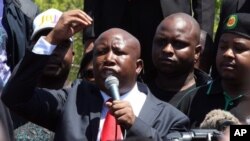 Julius Malema, mantan ketua Liga Pemuda Kongres Nasional Afrika (ANC), didakwa terkait kontrak pemerintah bernilai 6,5 juta dolar yang diberikan kepada sebuah perusahaan yang sebagian dimiliki oleh keluarga Malema (foto, 26/9/2012)..