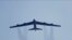 Un B-52 Statofortress de l'armée de l'air américaine effectue un survol du Capital One Field avant un match de football universitaire de la NCAA entre le Maryland et le Michigan, le samedi 2 novembre 2019, à College Park, au Maryland.