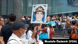 Para pengunjuk rasa mengusung poster Kapten AL Venezuela Rafael Acosta pada peringatan hari Kemerdekaan Venezuela, 5 July 2019. Acosta diduga meninggal karena disiksa oleh otoritas Venezuela.