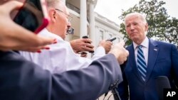 Američki predsjednik Joe Biden odgovara na pitanja novinara ispred Bijele kuće. (Foto: AP/Andrew Harnik)