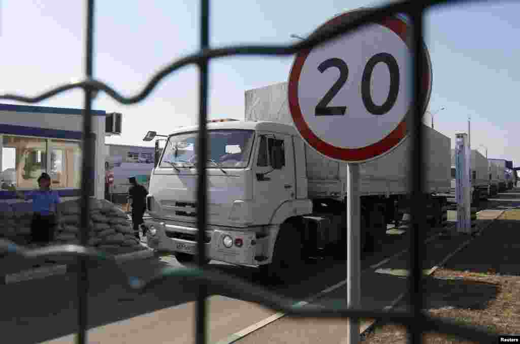 Trucks from a convoy that delivered humanitarian aid for Ukraine move back to Russia at border crossing point "Donetsk" in Russia's Rostov Region, Aug. 23, 2014. 