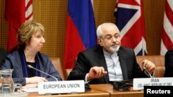 Kepala kebijakan LN Uni Eropa, Catherine Ashton (kiri) dan Menlu Iran Mohammad Javad Zarif dalam perundingan di Wina, Austria (foto: dok).