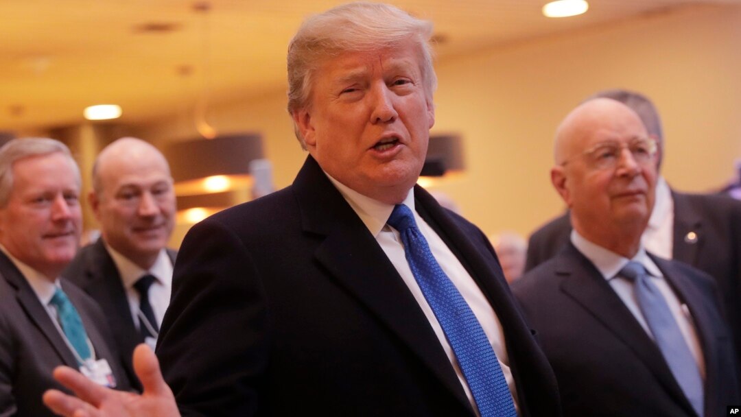 Presiden AS Donald Trump berbicara kepada media saat tiba di Davos, Swiss hari Kamis (25/1). 