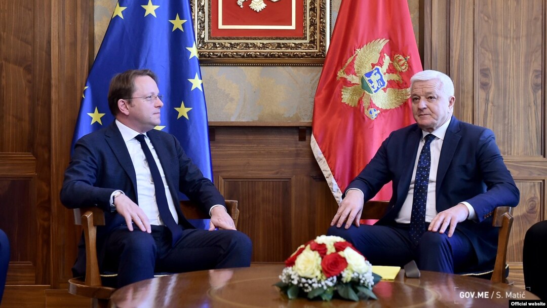 Evropski komesar za proširenje i vanjsku politiku Oliver Varhelji tokom sastanka sa predsjednikom Vlade Crne Gore Duškom Markovićem u Podgorici, 7. februara 2020. (Foto:Vlada Crne Gore)