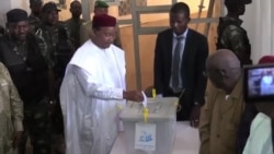 Le président Mahamadou Issoufou vote au second tour des présidentielles au Niger