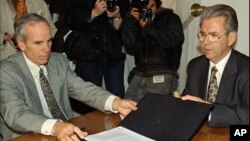 El millonario estadounidense Douglas Tompkins, izquierda, dejó en claro que los parques y santuarios que el tenía en Chile pasarían a ser bienes públicos. Tompkins adquirió terrenos y firmó acuerdos con el gobierno chileno en la década del 90.