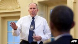 Këshilltari Brenan duke i raportuar presidentit Obama