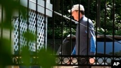 El exdirector del FBI James Comey camina a su casa en McLean, Virginia, el miércoles 10 de mayo de 2017. El senador republicano Marco Rubio, dijo que desea apremiar a Comey para que diga si alguna vez pensó que la Casa Blanca interfería en sus labores