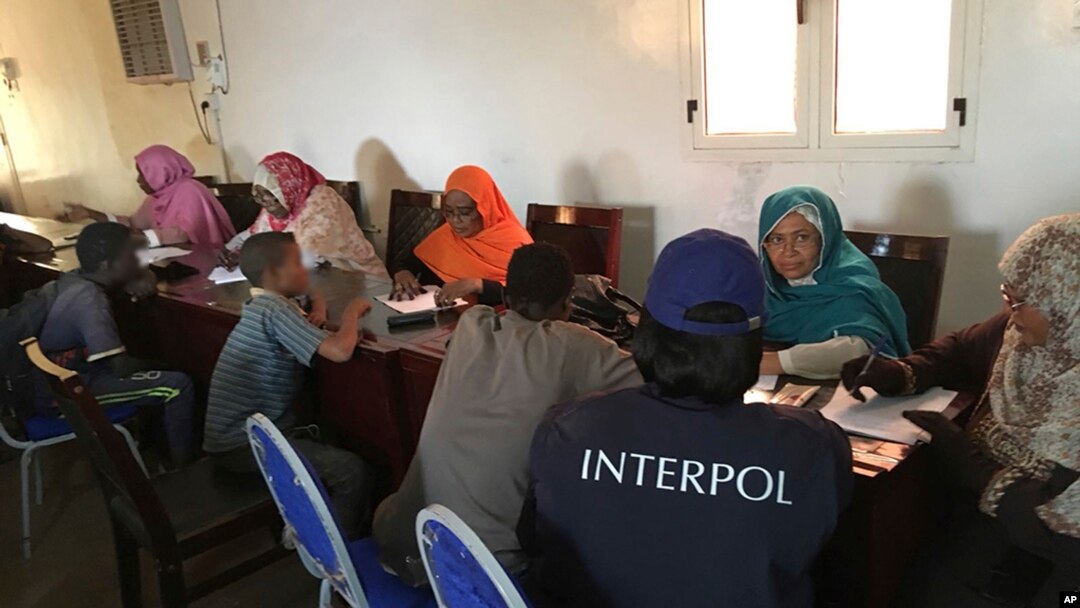 Anak-anak dari Chad, Eritrea, Niger, Republik Demokratik Kongo dan Sudan Selatan diwawancarai petugas dekat Khartoum dan bandara internasional kota tersebut, 31 Agustus 2018. (Foto: Interpol via AP).