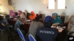 Anak-anak dari Chad, Eritrea, Niger, Republik Demokratik Kongo dan Sudan Selatan diwawancarai petugas dekat Khartoum dan bandara internasional kota tersebut, 31 Agustus 2018. (Foto: Interpol via AP).