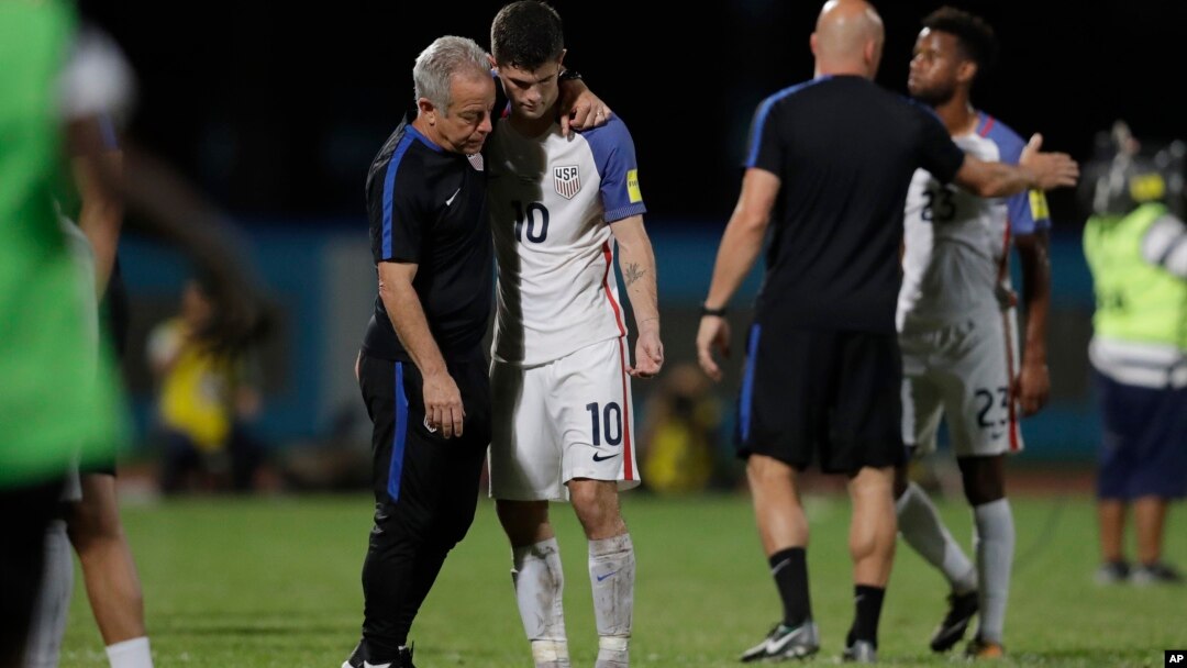 Pemain tim sepak bola Amerika, Christian Pulisic dihibur setelah kalah 2-1 melawan Trinidad dan Tobago, Selasa (10/10).