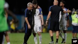 Pemain tim sepak bola Amerika, Christian Pulisic dihibur setelah kalah 2-1 melawan Trinidad dan Tobago, Selasa (10/10).