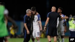 Pemain AS Christian Pulisic dihibur oleh rekan satu tim setelah Tim AS kalah 2-1 melawan Trinidad dan Tobago dalam penyisihan Piala Dunia 2018, 10 Oktober 2017. 