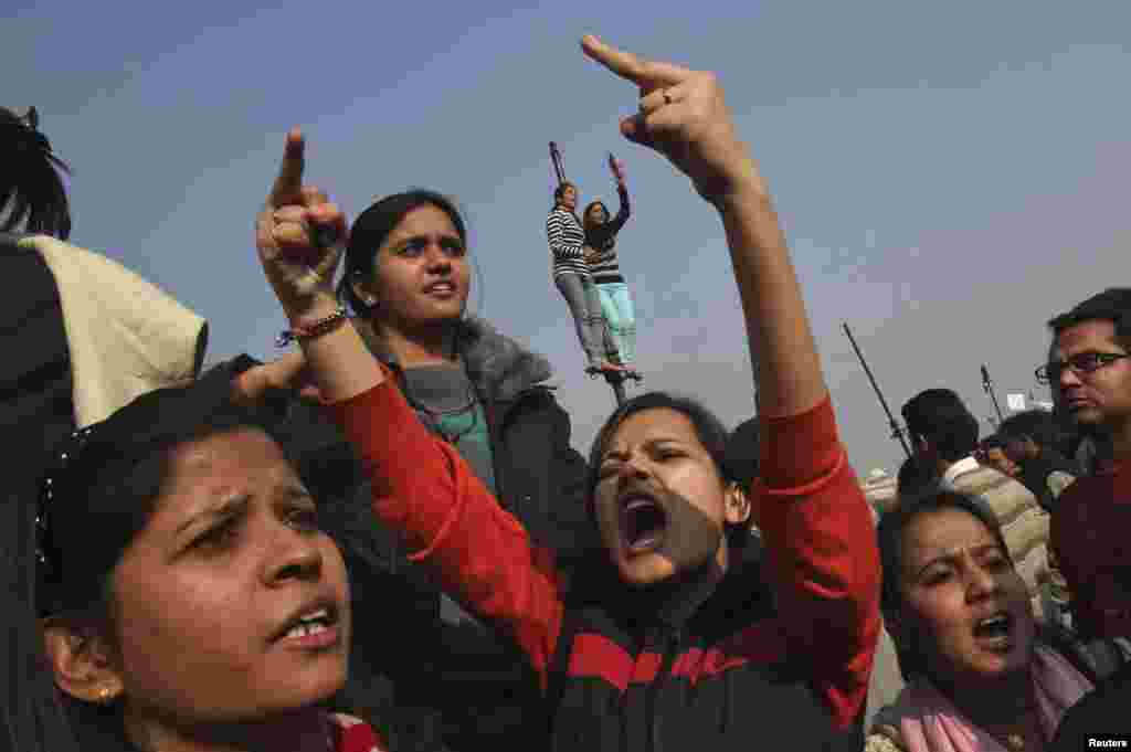 Demonstrators shout slogans near the presidential palace during a protest rally in New Delhi December 22, 2012. Indian police used batons, tear gas and water cannon to turn back thousands of people marching on the presidential palace on Saturday in intensifying protests against the gang-rape of a woman on the streets and on social media.