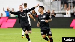 Wayne Rooney merayakan gol yang dicetak pemain gelandang tengah DC United, Luciano Acosta, dalam pertandingan melawan Vancouver Whitecaps di Audi Field, Washington, 14 Juli 2018.
