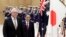 澳大利亞總理斯科特·莫里森（左）與日本首相菅義偉於2020年11月17日星期二在官邸舉行會議之前的儀式上檢閲儀仗隊。