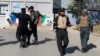 Policías afganos llegan al recinto de la Universidad de Kabul tras reportarse múltiples disparos, el lunes 2 de noviembre de 2020.