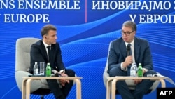 Francuski predsednik Emnauel Makron i predsednik Srbije Aleksandar Vučić na Forumu o mladima i veštačkoj inteligenciji (AI) u Šnajder inovacionom centru u Novom Sad (OLIVER BUNIC / AFP)