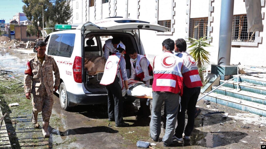 Tim medis Yaman mengangkut jenazah para korban ke dalam ambulans setelah serangan di dekat Kementerian Pertahanan di Sana'a (5/12).
