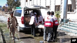 Tim medis Yaman mengangkut jenazah para korban ke dalam ambulans setelah serangan di dekat Kementerian Pertahanan di Sana'a (5/12).
