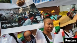 11일 태국 방콕에서 카친 난민 캠프 사진을 들고 항의하는 카친족 사회 운동가들.
