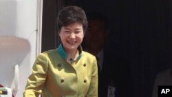 South Korean President Park Geun-hye greets well-wishers as she leaves for the United States, at the Seoul Military Airport in Seongnam, May 5, 2013.