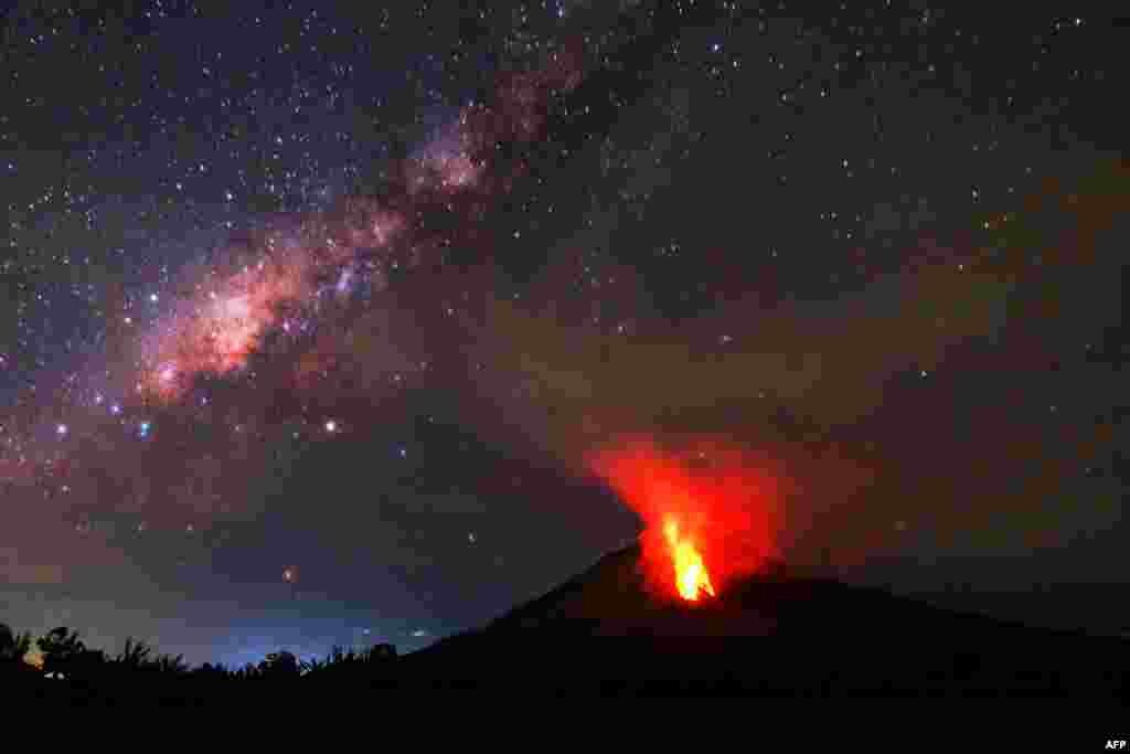 Gunung Sinabung memuntahkan lava panas terlihat dari Kabupaten Karo, Sumatra Utara.