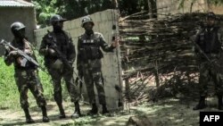 Les forces de sécurité camerounaises déployées après un double attentat suicide dans le village de Kolofata, Extrême nord, Cameroun, 13 septembre 2015.