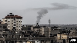 De la fumée s’élève après une explosion à Rafah, dans le sud de la bande de Gaza, sur le côté égyptien de la frontière, 10 février 2018.