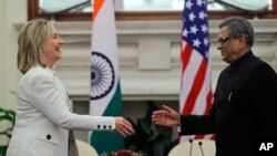 U.S. Secretary of State Hillary Rodham Clinton prepares to shake hands with Indian Foreign Minister S.M. Krishna at the end of a joint press conference in New Delhi, India, Tuesday, July 19, 2011. (AP Photo/Saurabh Das)