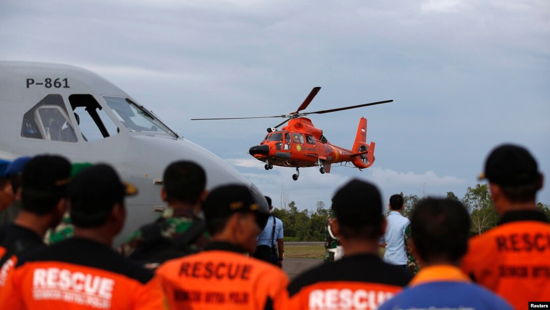 Helikopter Tim SAR Indonesia melanjutkan kembali upaya pencarian korban kecelakaan pesawat AirAsia QZ8501 dari Pangkalan Bun, Kalimantan Tengah (1/1).