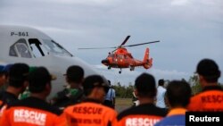 Helikopter Tim SAR Indonesia melanjutkan kembali upaya pencarian korban kecelakaan pesawat AirAsia QZ8501 dari Pangkalan Bun, Kalimantan Tengah (1/1).