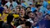 Jugadores uruguayos se enfrentan con aficionados colombianos tras derrota en Copa América