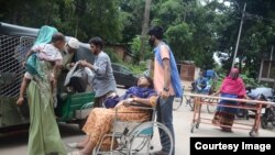 করোনা রুগীকে হাসপাতালে নেয়া হচ্ছে 