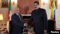 Venezuela's President Nicolas Maduro (R) shakes hands with Algeria's Senate President Abdelkader Bensalah during their meeting in Algiers, Algeria, Sept. 11, 2017. 