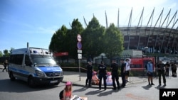 Polisi mengepung para aktivis lingkungan yang mengenakan pakaian seperti fans penyanyi pop AS Taylor Swift dan memblokir akses VIP ke Stadion Nasional tempat konser Swift di Warsawa, Polandia, Jumat, 2 Agustus 2024. (Foto: Sergei Gapon/AFP)