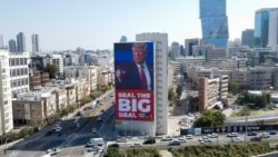 Papan iklan bergambar Presiden Amerika Serikat Donald Trump dipasang di Ramat Gan oleh Koalisi untuk Keamanan Regional yang mempromosikan kesepakatan perdamaian regional, selama perjalanan Perdana Menteri Israel ke Washington, 4 Februari 2025.