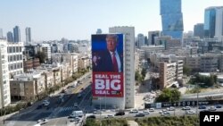 Papan iklan bergambar Presiden Amerika Serikat Donald Trump dipasang di Ramat Gan oleh Koalisi untuk Keamanan Regional yang mempromosikan kesepakatan perdamaian regional, selama perjalanan Perdana Menteri Israel ke Washington, 4 Februari 2025.