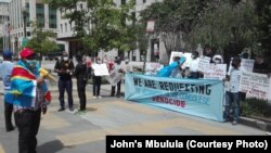 Ba Congolais na milulu na nzela ebengaki Black Lives Matter Plaza Northwest, na Washington D.C, USA, mpo na kopalela bobomami ya bandeko na bango na monyele ya RDC, Washington, 2 août 2020. (John's Mbulula)