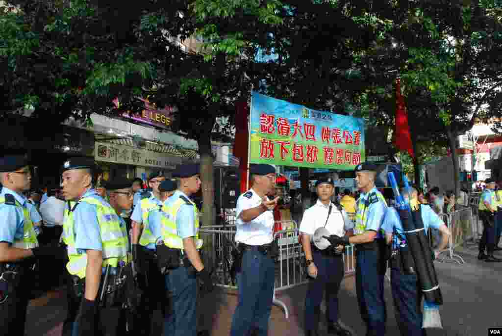 親北京團體愛港之聲今年首次在支聯會維園燭光集會場地附近擺設街站，大批警員駐守，避免雙方支持者衝突