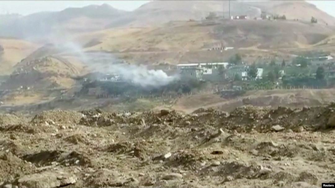 Asap mengepul dari bangunan di lokasi ledakan bom mobil di markas polisi Cizre, provinsi Sirnak, Turki yang berbatasan dengan Suriah dan Irak, 26 Agustus 2016. (REUTERS/via Reuters TV)
