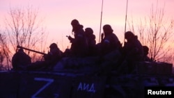 Pripadnici proruskih trupa vide se u blizini opkoljenog grada Mariupolja.