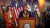 La présidente du Congressional Black Caucus, la représentante Karen Bass, avec la présidente de la Chambre des représentants des États-Unis, Nancy Pelosi, lors d'une conférence de presse au Capitole à Washington, le 8 juin 2020. 