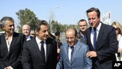 리비아를 방문한 사르코지 프랑스 대통령(좌에서 두번째)과 카메론 영국 총리(우)