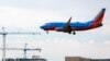 Pesawat maskapai Southwest mendarat di Bandara Nasional Reagan Washington di Arlington, Virginia, pada 19 Januari 2022. Beberapa maskapai penerbangan di AS menunda atau membatalkan jadwal penerbangan karena layanan 5G. (Foto: AP/J. Scott Applewhite)