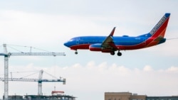 Pesawat maskapai Southwest mendarat di Bandara Nasional Reagan Washington di Arlington, Virginia, pada 19 Januari 2022. Beberapa maskapai penerbangan di AS menunda atau membatalkan jadwal penerbangan karena layanan 5G. (Foto: AP/J. Scott Applewhite)