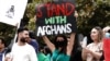 Paris Sharifie, une immigrante afghano-américaine manifeste son soutien aux Afghans" lors d'un rassemblement contre les talibans à Los Angeles, Californie, États-Unis le 21 août 2021.