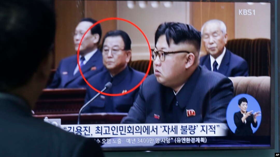 Kim Yong Jin, Wakil Menteri urusan Pendidikan Korut (tengah) dilaporkan telah dieksekusi (foto: dok). 