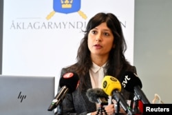 Jaksa Reena Devgun dalam konferensi pers terkait dakwaan terhadap seorang perempuan berusia 52 tahun atas genosida, kejahatan terhadap kemanusiaan, dan kejahatan perang serius di Raqqa, Suriah, di Stockholm, Swedia, 19 September 2024. (TT News Agency/Anders Wiklund via REUTERS)